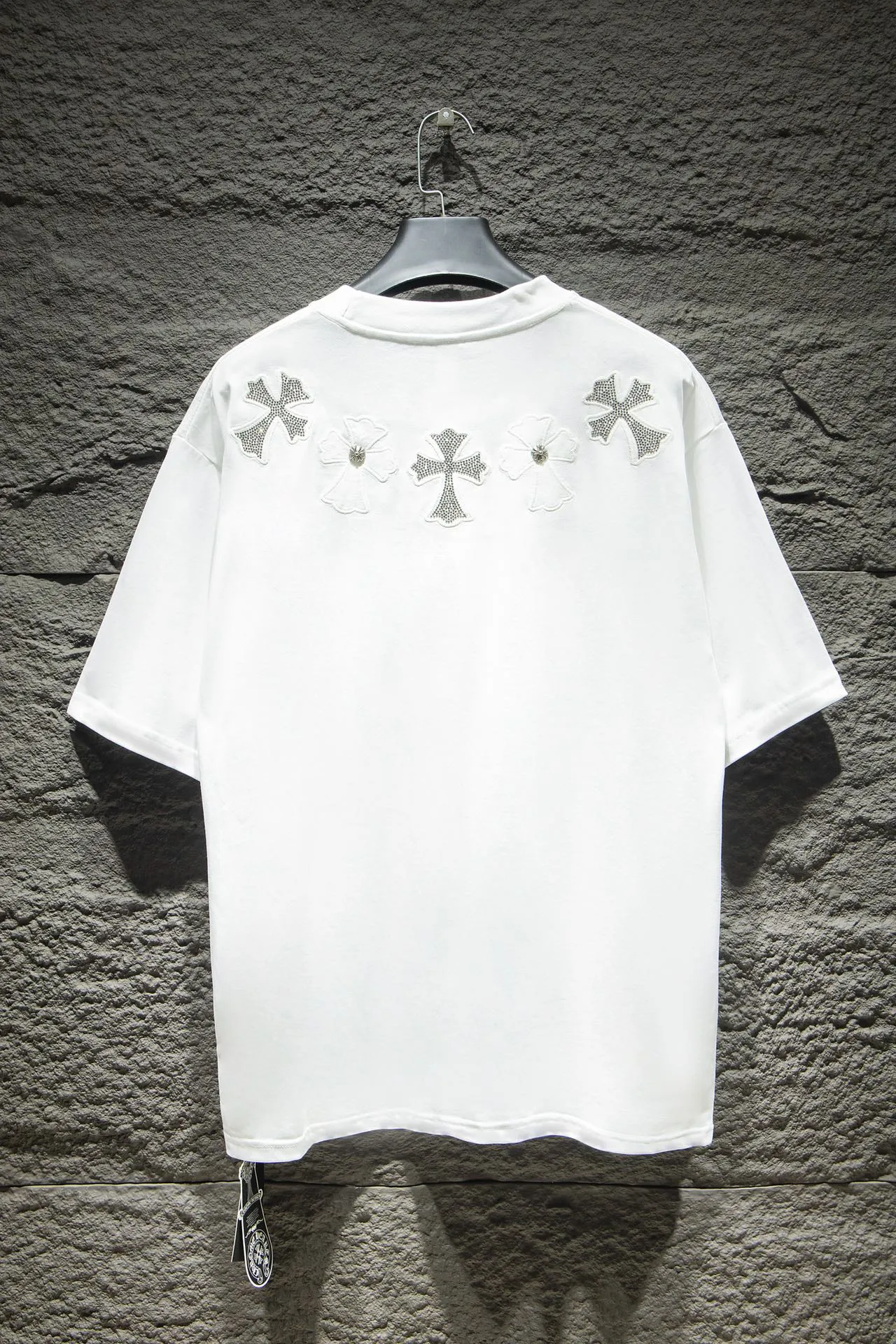P180 🆕Chrome Hearts os version is really charming and Chrome Hearts is really a must-have. Each season's new version is made to the extreme. It is very practical and can be worn casually. Nice✔️ - ⚠️100% cotton. It is made of 32-count double yarn, 260-gram weight fabric and imported knitted carded cotton. It has moderate thickness, drape and contour, and the upper body is comfortable! ! It is very tolerant to fat body types and can instantly lose five pounds after wearing it!  Specially ordered multiple Austrian rhinestones, which have the bling bling effect of natural crystals under light. They have multi-faceted reflective points. The production cost is extremely high. The laser molding includes a computer engraving machine and a laser machine. The granules are accurate, and are finalized by high-temperature ironing. After ironing, you need to repeatedly test the firmness on the ironing pattern. It can show colorful reflections under the light. The collar webbing extends to the shoulder for reinforcement, and the stitching is reversed at the connection. The hem and cuffs are all made of 0.2mm gauge double-thread lathe. It is carefully produced at a high cost. The attitude of making goods with a magnifying glass restores the quality and effect of the product. The full set of customized accessories only presents every detail to customers. The letters are machine embroidered with imported materials after being adjusted according to the original details. The thickness is moderate. The hardware uses imported hardware accessories. Front panel # Back panel Simple elements # Artistically arranged English letters. Imported Tajima high-density heavy-duty embroidery technology. The font is three-dimensional and full. Handmade elements are added to the body, which greatly increases the interest of the clothing; unique visual effects. After special treatment, a unique effect is formed. An irregular hem is added to the version. This year's Kroxin is the main version. In the past two years, the oversize version has become the focus of the trend and has been a popular staple in the past two years. The change of designers has made this brand an instant hit. The progressive fashion of the times also needs the blood impact of fresh elements and trendy designs in order to continue its glory! It’s stylish both inside and outside, a must-have for high street travel! An absolute "eye-catching style" that can match couples 💏 Color: black and white Size: S M L XL